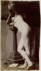 Studie av en kvinnlig nakenmodell, sedd snett framifrån, i Jacques de Lalaings studio, förstudie för en cirkulär fontän