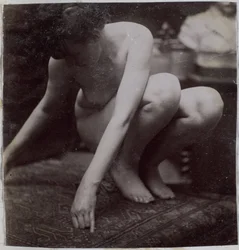 Studie av en kvinnlig nakenmodell, sedd framifrån, i Jacques de Lalaings studio, förstudie för element till en fontän i Musee des Beaux arts, Tournai och för cirkulär fontän