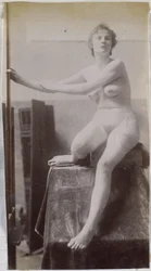 Studie av en kvinnlig nakenmodell, sittande och sedd framifrån, i Jacques de Lalaings studio, förstudie för Fernand Scribe-graven på kyrkogården i Gent