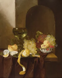 Ett stilleben med frukt, en skalad citron och en Roemer på en avsats