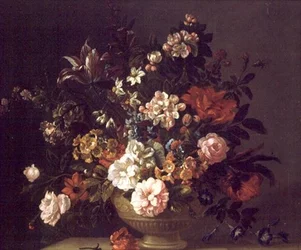Rosor, tulpaner och andra blommor i en urna på en avsats