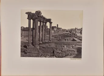 Översikt över Forum Romanum sedd från Kapitolium, med Saturnustemplets åtta kolonner i förgrunden och Colosseum i bakgrunden