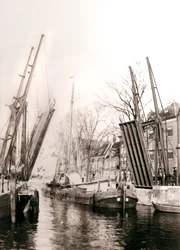 Kanalbro och båtar, Dordrecht, Nederländerna, 1898.
