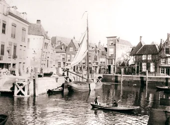 Kanalgården, Dordrecht, Nederländerna, 1898.