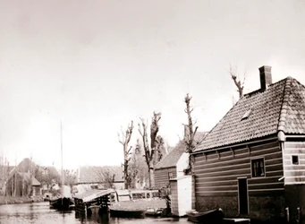 Canalside houses, Broek, Nederländerna, 1898