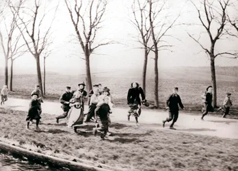 Barn som springer längs en kanal, Monnickendam, Nederländerna, 1898.