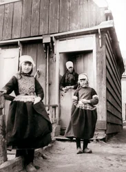 Flickor i traditionell klädsel, Marken Island, Nederländerna, 1898.