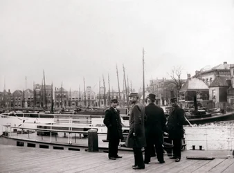 Män vid en kanalbåt, Rotterdam, 1898.