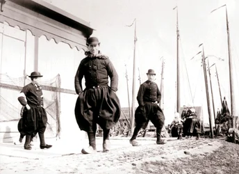 Män i traditionell klädsel, Marken Island, Nederländerna, 1898