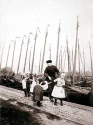 Människor på Marken Island, Nederländerna, 1898