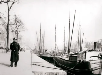 Polis vid en kanal, Rotterdam, 1898.