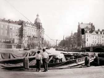 Två pojkar vid en kanal, Rotterdam, 1898.