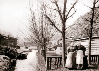 Två kvinnor på en kanalbank, Broek, Nederländerna, 1898.