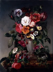 Stilleben av olika blommor i en urna