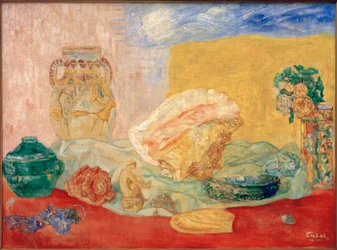 Snäckskal, rosor och vaser