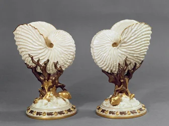 Par Worcester-vaser formade som Nautilus-skal, 1880 porslin