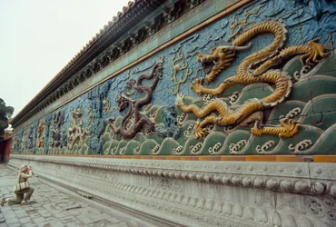 En kvinna fotograferar Nine-Dragon Screen. Beihai Park, Peking, Folkrepubliken Kina.