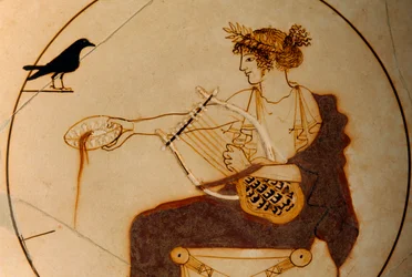 Apollo avbildad på en kopp som häller upp en dryck medan en kråka tittar på. Delphi arkeologi...
