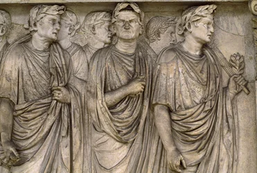 Ara Pacis Augustae, ett fristående altare med en grupp änkor, magistrater, präster...