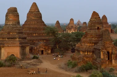 Man Aung-pagoder med jordbrukare, Myanmar

