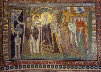 Mosaikerna visar kejsarinnan Theodora flankerad av sina tjänare. San Vitale-kyrkan, Ravenna, Italien.