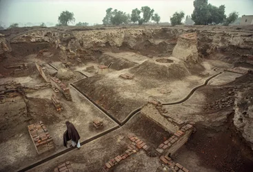 Översikt över en grop fylld med resterna av tegelväggar, en tegelbrunn. HARAPPA E...
