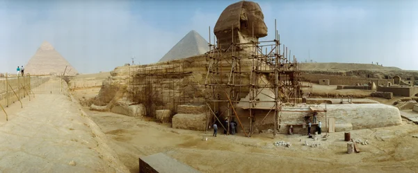 Panorama över restauratörernas arbete med att återuppbygga basen på Egyptens stora sfinx. Giza, Egypten.