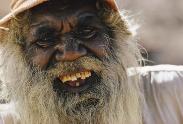 Porträtt av en australisk aboriginsk man. Marble Bar, västra Australien.