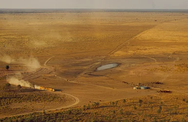 Vägtåg med boskap korsar förbjudande outback-platå. Västra Australien, Australien.