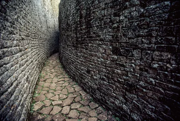 Ruinerna av Great Zimbabwe byggdes mellan 1250 e.Kr.