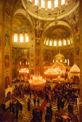 Turister dominerar gudstjänsterna i Alexander Nevski-katedralen. Sofia, Bulgarien.
