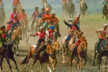 Ungdomar i en hästkapplöpning vid en sommarfestival som hålls nära Ulaanbaatar. nära Ulaanbaatar...