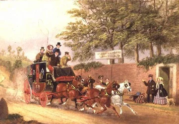 En postbuss som passerar resenärer på en väg