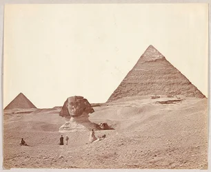 Egypten. Giza. Sfinxen med Cheops och Mykerinos pyramider i bakgrunden