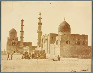 Egypten. Kairo. Två religiösa gravkomplex i den norra nekropolen: den mamlukske sultanen Inals, mitten av 1400-talet [till höger], och den mamlukske emiren Kurkumas, början av 1500-talet [till vänster]