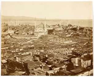 ”Nuri Osmaniye” [Istanbul. Stadspanorama med utsikt över moskéerna: Nuruosmaniye-moskén (i mitten), Blå moskén (i bakgrunden till höger) och Ayasofya (Hagia Sofia) (till vänster)]