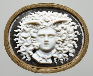 Chef för Medusa - Verkstad av James Tassie (1735-1799). Färgat glas, förgyllt papper