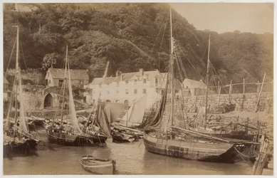 Fiskebåtar i hamnen vid Clovelly