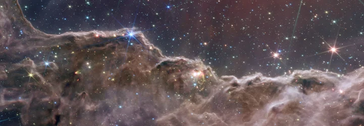 Kosmiska klippor i Carina-nebulosan (NIRCam och MIRI Composite Image)