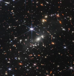 Lensing Galaxy Cluster (Webbs första djupfält)