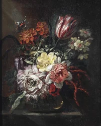 En tulpan, rosor, påskliljor och andra blommor i en glasvas, en fjäril ovanför, allt på ett delvis draperat bord