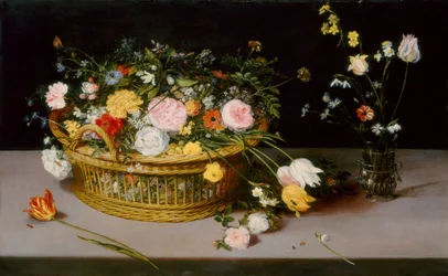 Blommor i en korg och en vas