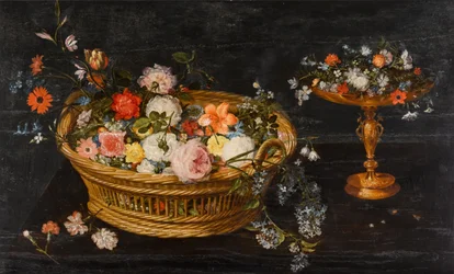 Stilleben med blommor i en korg och i en förgylld tazza