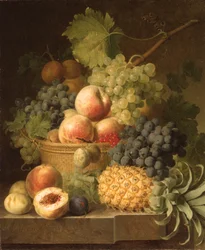 Äpplen, vindruvor, aprikoser och bär i en korg med ananas, vindruvor och annan frukt på en marmorkant