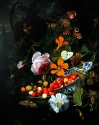 Ett stilleben av jordgubbar i en skål och blommor