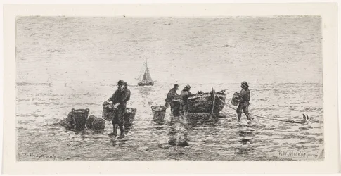 Fiskare tömmer en slup på stranden