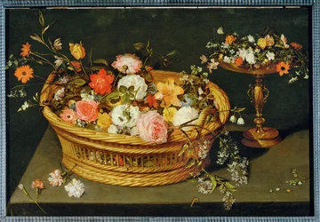 En korg med blommor och en förgylld silverkopp (målning på duk)