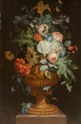 Blommor i en terrakottavas på piedestal