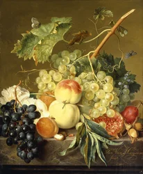 Frukt, hasselnötter och stockrosor på en marmoravsats,