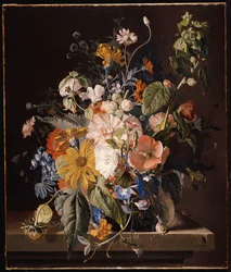 Vallmo, stockrosa, Morning Glory, viola, tusenskönor, sötärtor, ringblommor och andra blommor i en vas med en snigel på en avsats